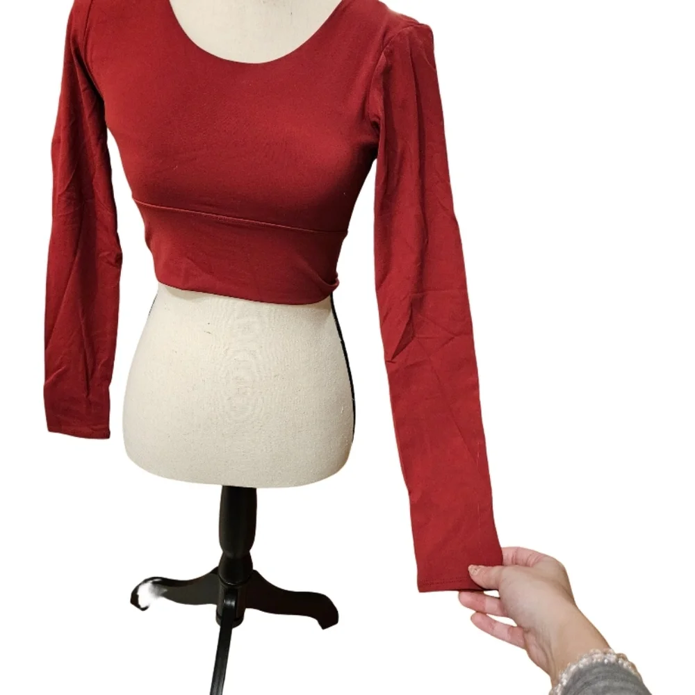 Kancehinage Red Crop Athletic Top